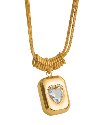 Collar con dije rectangular con corazón de circonia.