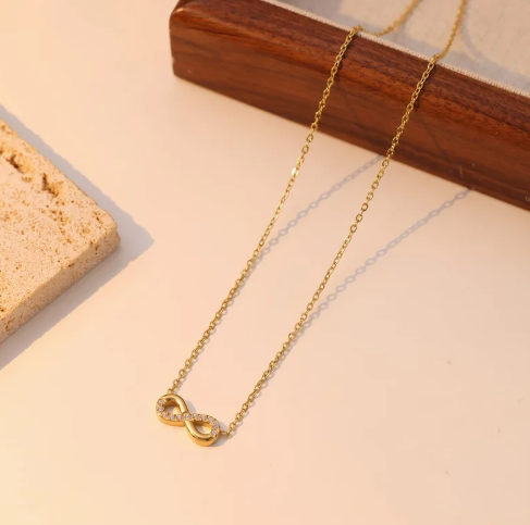 Collar con dije de infinito con circonias.
