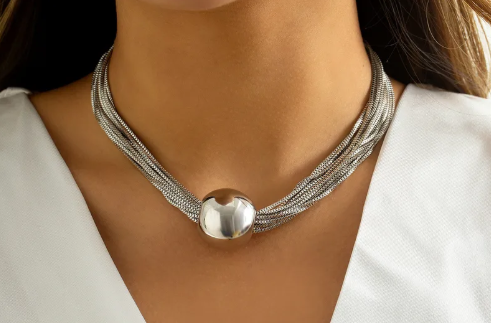 Collar de varias cadenas con dije grande de esfera.