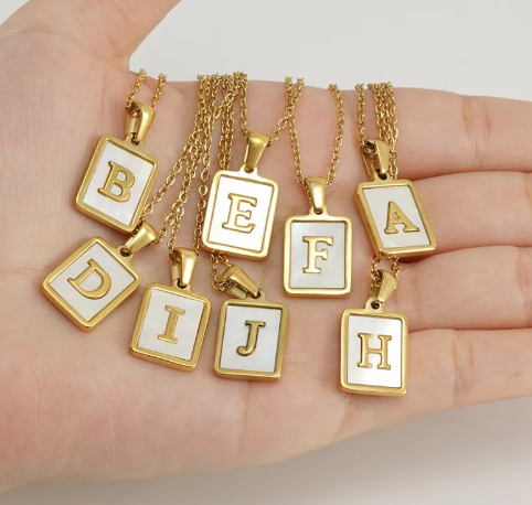 Inicial gruesa con circonias, cadena con bolitas.