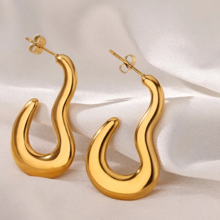 Aretes arracadas con forma irregular.
