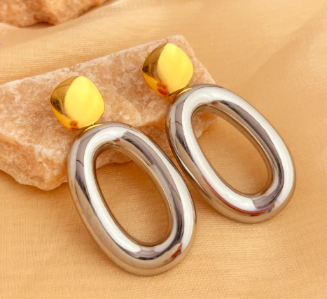 Aretes grandes, círculo con óvalo.