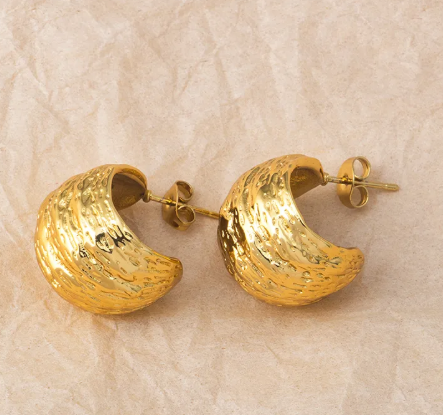 Arracadas gruesas con relieves.