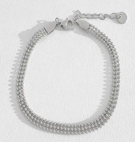 Pulsera de bolitas triple.