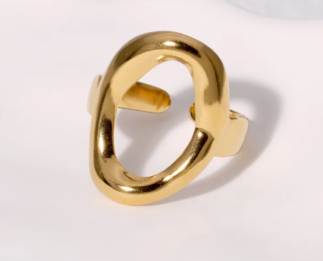 Anillo ovalado, ajustable. Color dorado.