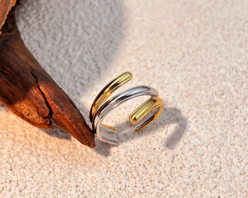 Anillo triple, ajustable. Color plateado con dorado.