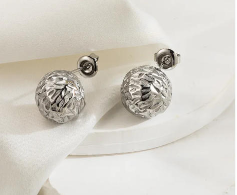 Aretes chicos, círculos con textura. Color plateado.