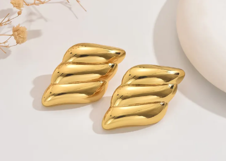 Aretes rombos grandes. Color dorado.
