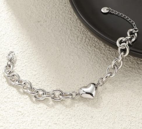 Pulsera de cadena con corazón. Color plateado.
