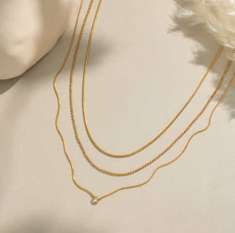 Collar triple cadena. Color dorado.