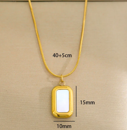 Collar con dije rectangular. Color dorado.