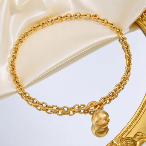 Collar de eslabones con dije de esfera. Color dorado.