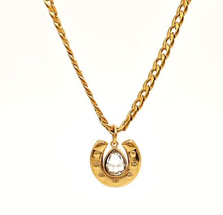 Collar con dije de herradura y circonia. Color dorado.