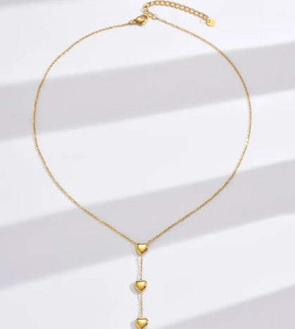 Collar con dije de 3 corazones largo.