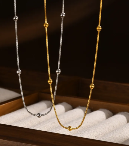 Collar con bolitas. Color plateado.