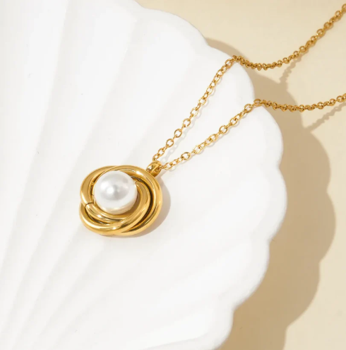 Collar con dije con perla en el centro.