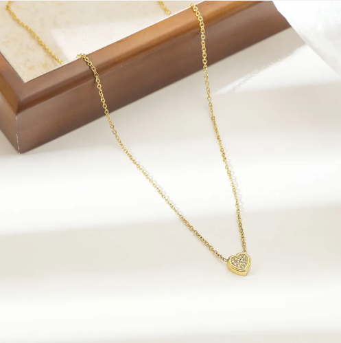 Collar de corazón chico con circonías.