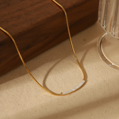 Collar con figura de concha nácar.