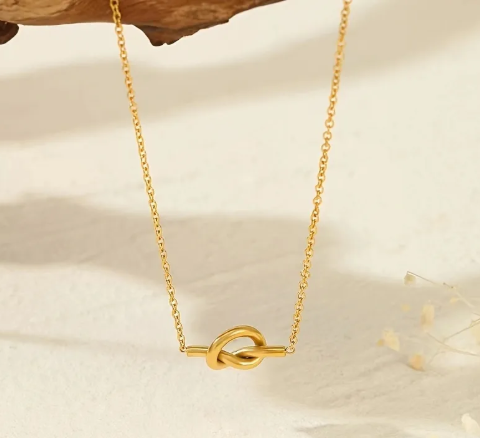 Collar delgado con dije de nudo.