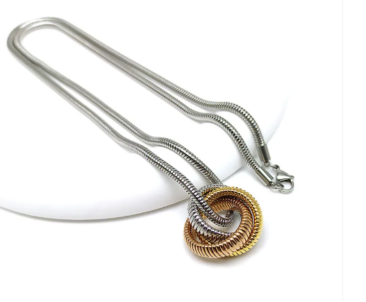 Collar largo con dije entrelazado. Color de cadena plateada, dije tricolor: plateado, dorado y oro rosado.