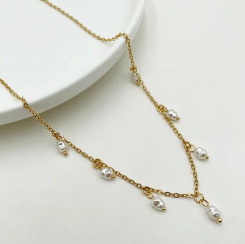 Collar con perlitas colgando.