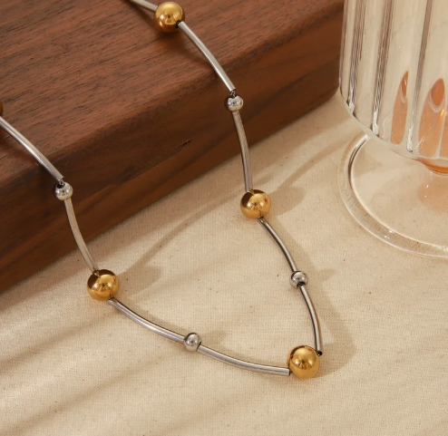 Collar tubo con círculos.