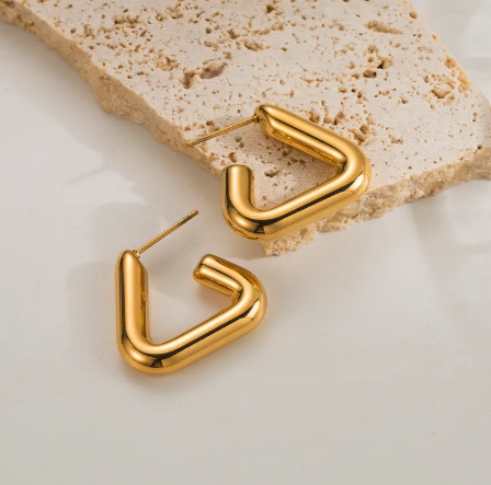 Aretes tubulares en forma de triángulo.