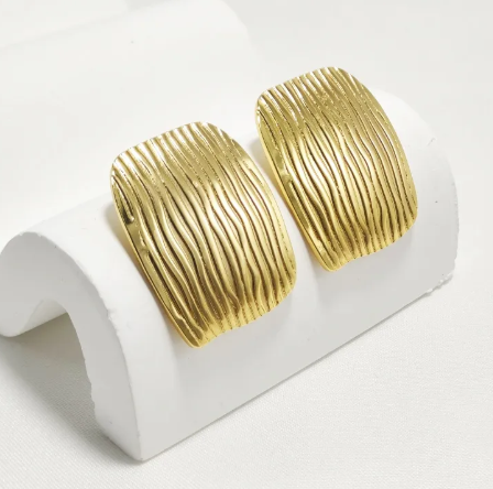 Aretes rectangulares con líneas.