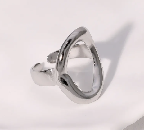 Anillo ovalado, ajustable. Color plateado.