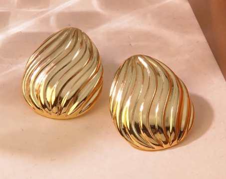 Aretes gotas con líneas. Color dorado.