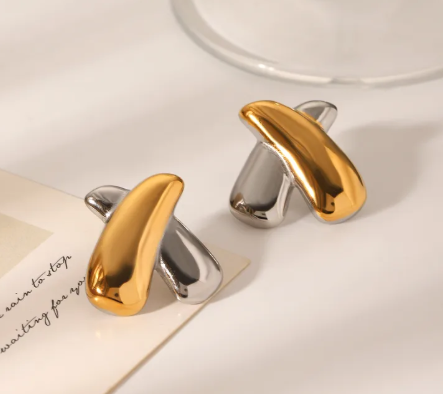 Aretes grandes cruzados. Color dorado con plateado.