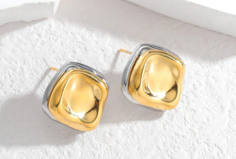 Aretes rombos dobles. Color dorado con plateado.