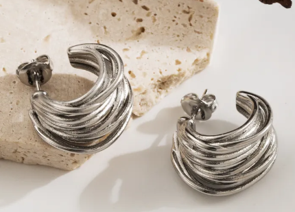 Arracadas varias líneas. Color plateado.