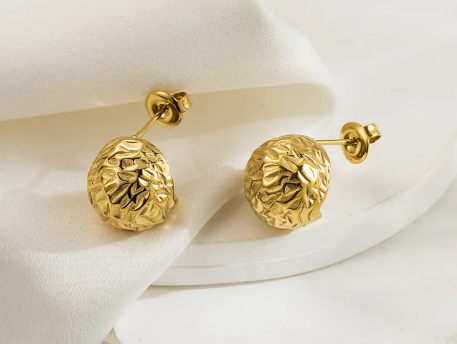 Aretes chicos, círculos con textura. Color dorado.