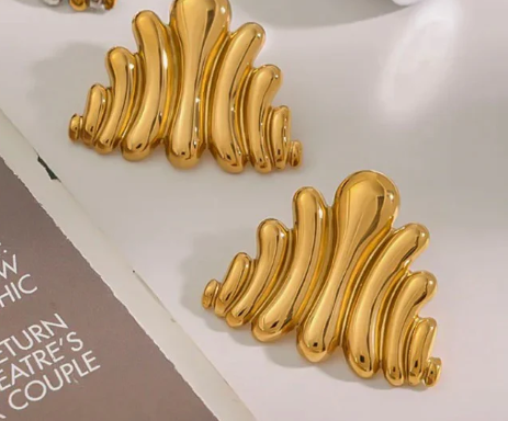 Aretes líneas, forma triángulo. Color dorado.