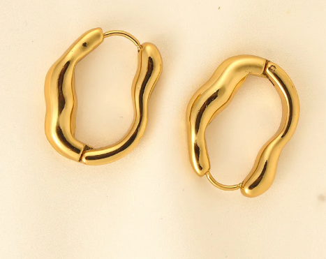 Arracadas ovaladas deformes. Color dorado.