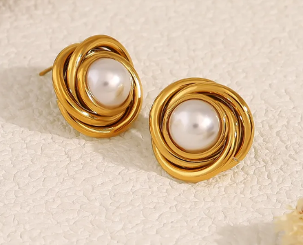 Aretes varios círculos con perla en el centro. Color dorado.