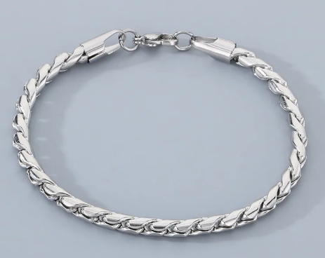 Pulsera clásica. Color plateado.