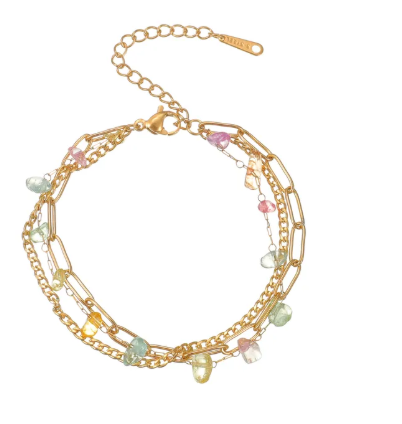 Pulsera triple con cristales de colores. Color dorado.
