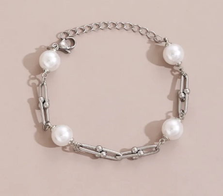 Pulsera eslabones con perla. Color plateado.