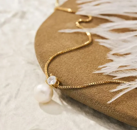 Collar con dije de perla con circonia. Color dorado.