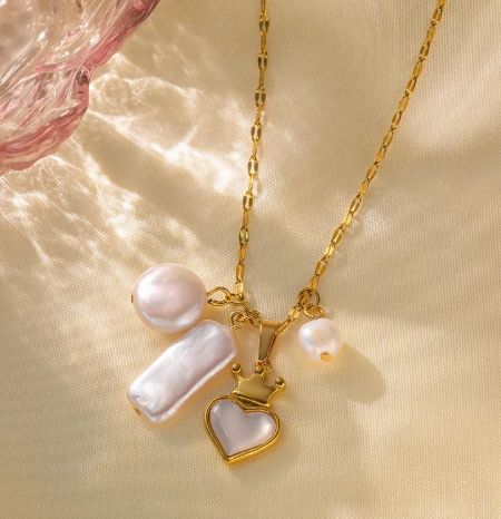 Collar con dijes varios. Color dorado.