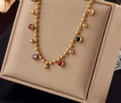 Collar con circonias de colores. Color dorado.