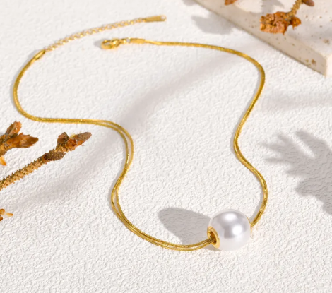 Collar doble con dije grande de perla. Color dorado.