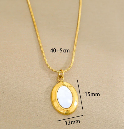 Collar con dije ovalado. Color dorado.