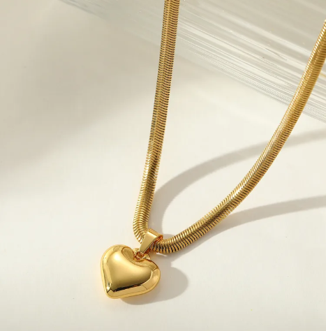 Collar plano con dije de corazón. Color dorado.